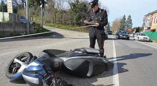 Pesaro, cade con lo scooter Gravissimo centauro 42enne