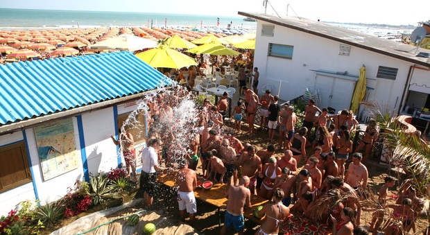 Una festa sulla spiaggia di Lignano Sabbiadoro