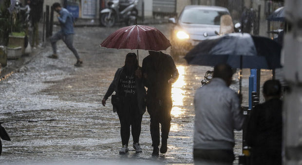 Bomba d'acqua su Napoli, è allerta meteo arancione e de Magistris chiude le scuole martedì