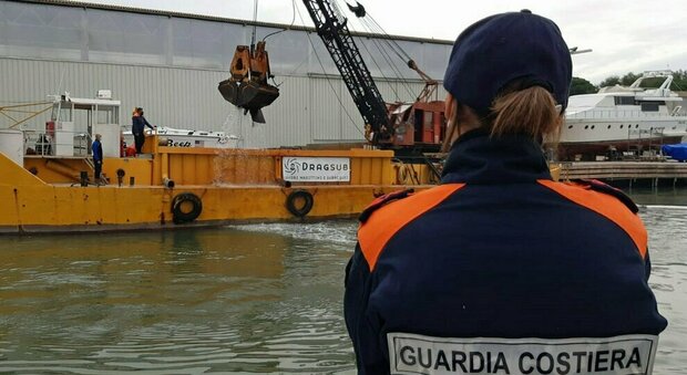 Fiumicino, tragedia in mare: muore ispettore di carico. Scivolato dalla piattaforma petrolifera