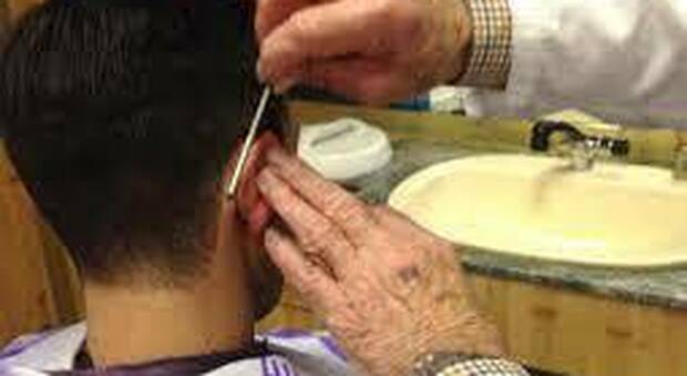 Covid, taglio dei capelli a domicilio: multa al barbiere di Torre Annunziata