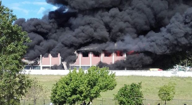 Incendio alla Eco X di Pomezia, il sindaco di Aprilia agli abitanti: nessun pericolo segnalato, ma ecco le precauzioni da seguire