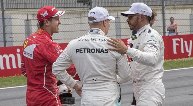 Gp d'Austria, Hamilton-Vettel: la stretta di mano al riparo dalle telecamere