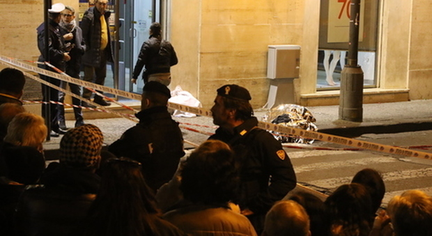 Far west tra la folla a Frattamaggiore: gioielliere uccide rapinatore mascherato
