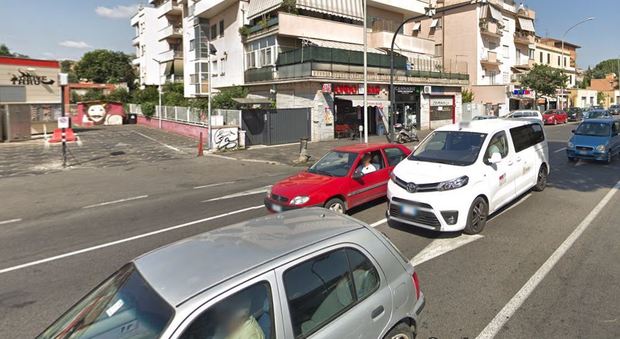 Roma, cede il manto stradale dopo i lavori: auto sprofonda in una voragine in via Tuscolana