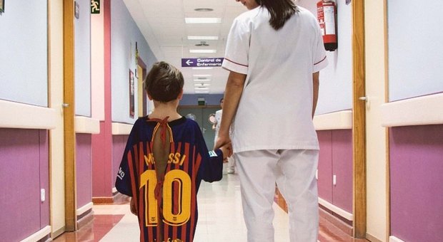 La maglie di calcio diventano camici negli ospedali pediatrici spagnoli