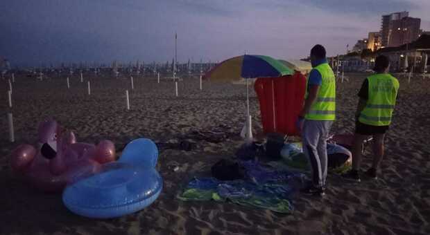 Lignano, oggetti abbandonati sulla spiaggia: verranno sequestrati