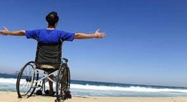 Un disabile sulla spiaggia