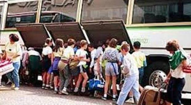 Il ragazzino disabile non può salire sul bus: i suoi compagni di classe rinunciano alla gita