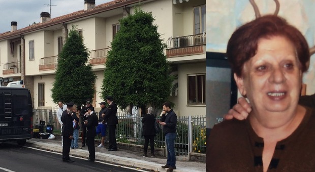 Carabinieri e Suem davanti all'abitazione della donna a Este, a fianco la vittima 73enne