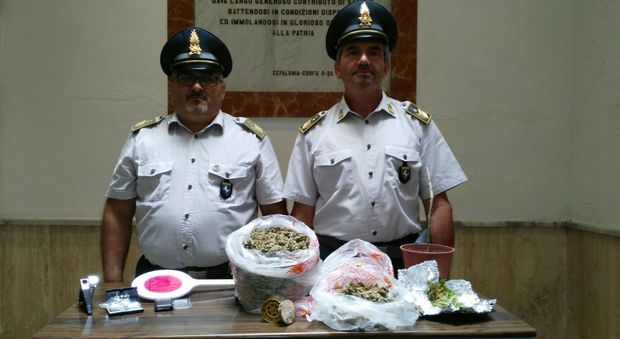 Benevento, trasportavano droga: due ventenni in manette