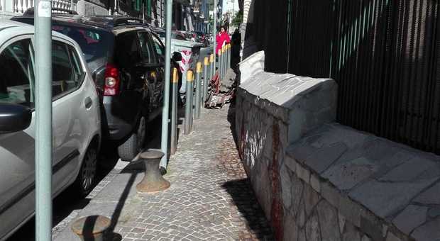 Via Giacinto Gigante, auto in sosta vietata e niente multe