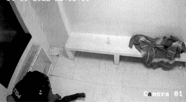 Verona, il video choc delle torture in Questura: «Urina verso l'alto, così ti finisce in testa»