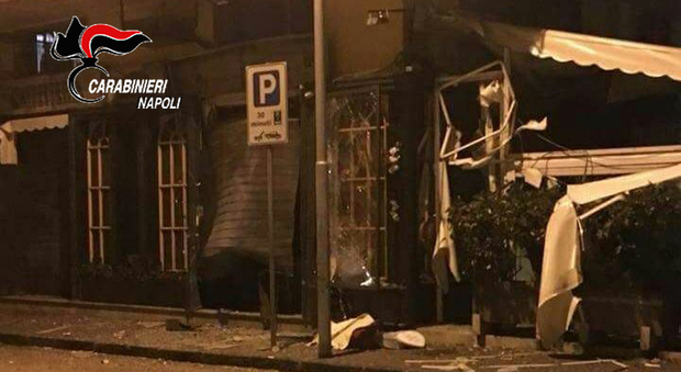 Sant'Antimo. Bombe contro locali dei parenti del boss, sindaco solidarizza: è bufera