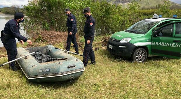 Pesca in gommone nell'oasi protetta, blitz dei carabinieri: 2.000 euro di multa