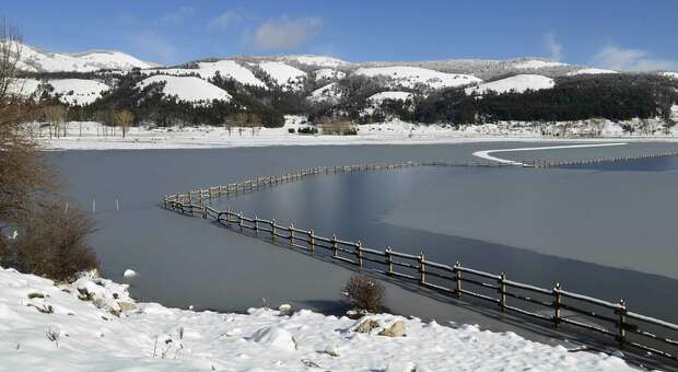 Il lago Laceno con una veste invernale