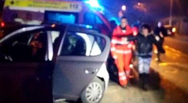 Giallo vicino Roma, sembra un incidente stradale: poi scoprono che l'automobilista è stato ferito da colpi di pistola