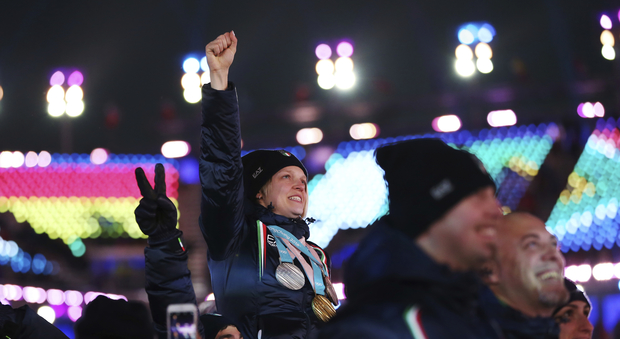 Pyeongchang, cerimonia di chiusura. L'Italia sfila nello stadio: Arianna Fontana portata in trionfo