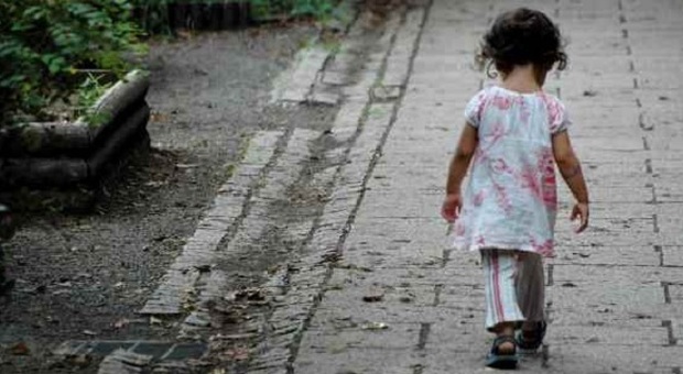 A 6 anni si sveglia sola in casa e scende in strada di notte: il papà era andato dall'amante
