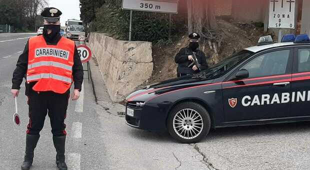 Manovra da film, un carabiniere in borghese blocca il ladro d'auto. Denunciato il marocchino al volante