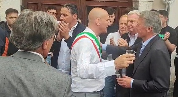 Emilio Nuzzo con la fascia abbraccia l'avversario Palmieri