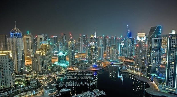 Dubai, la nuova piscina tra due grattacieli
