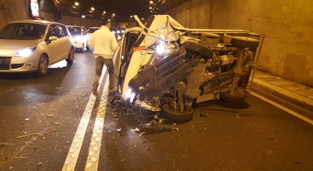Seiano, incidente in galleria: tre automobilisti feriti, traffico in tilt | Foto