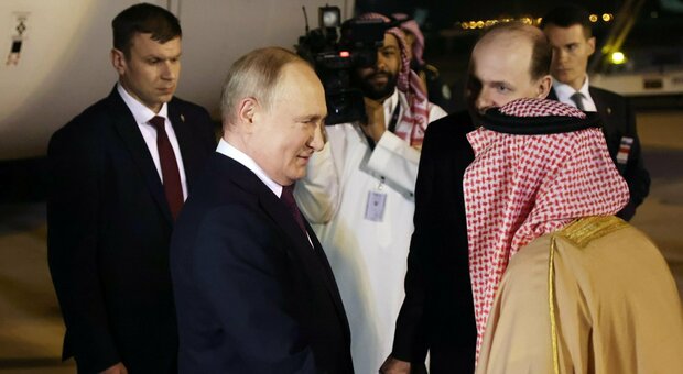 Putin in Arabia scortato da 4 caccia: per lui onori e salve di cannone. Biden: «Non si fermerà all'Ucraina»