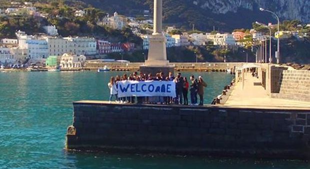 Striscione dei giovani dell'isola di Capri a favore dell'arrivo dei migranti: «Welcome»