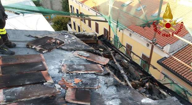 A fuoco il tetto di uno stabile: paura in città, una persona ferita
