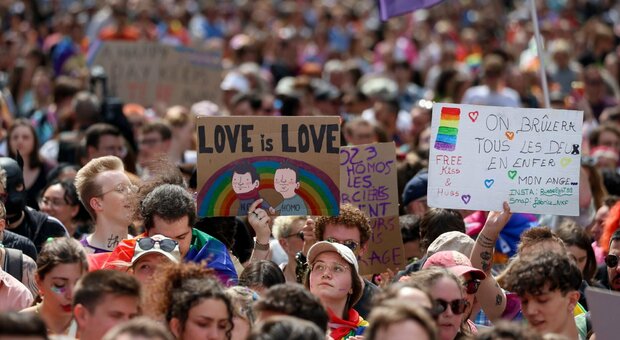 Pride, la legge anti-gay di DeSantis cancella eventi in Florida. Gli organizzatori: «Non ci sottomettiamo»