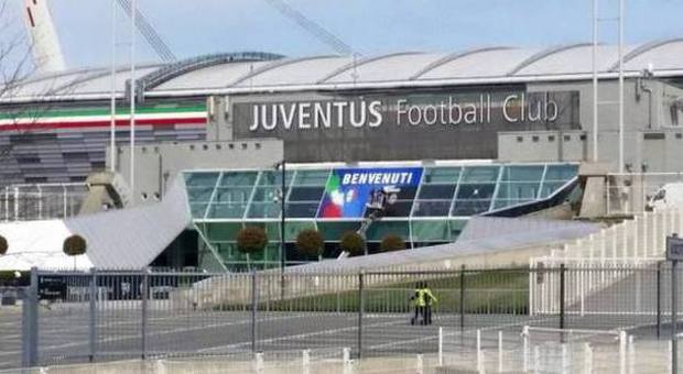 La Figc "personalizza" lo Juventus Stadium: coperti gli scudetti del 2005 e 2006
