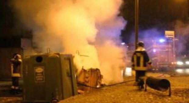 Incendiano tre cassonetti a Colfosco due giovani traditi da Facebook