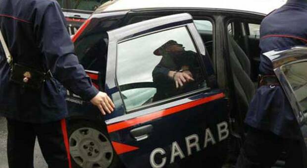 Sorrento, alla guida di furgone rubato prova a investire i carabinieri: 26enne in manette