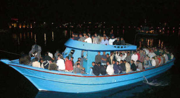 Lampedusa, soccorso dalla Marina barcone con 233 migranti a bordo