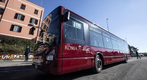 Roma, paura a Torrevecchia, lanciano un martello contro bus in corsa: distrutta la porta centrale