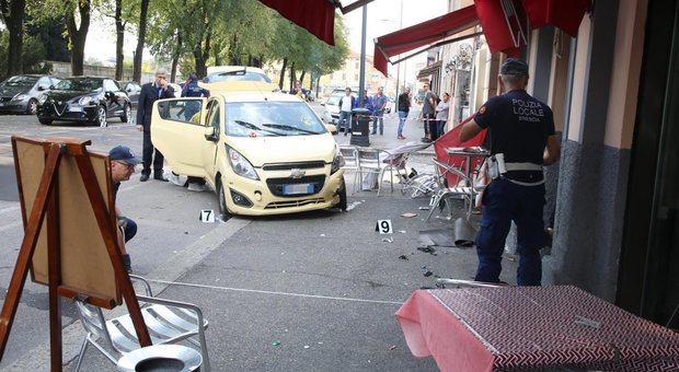 Donna travolta da un'auto ai tavolini del bar: il conducente cercava di evitare un incidente
