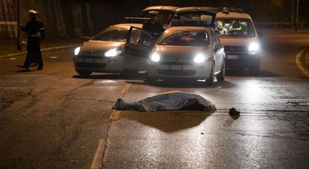 Roma, moto travolge e uccide un uomo in via dei Prati Fiscali