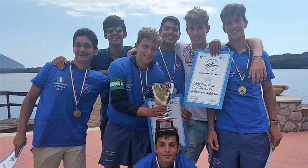 I campioni d'Italia under 16 di canoa polo del Posillipo
