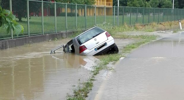 Un'auto a Buttrio travolta dal fiume di pioggia