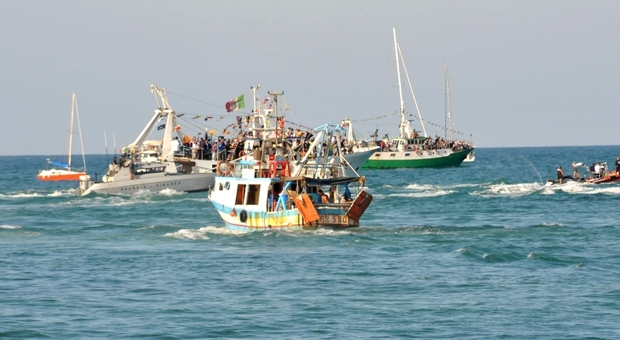 La sfilata dei pescherecci per la Madonna della Marina in un'immagine di archivio