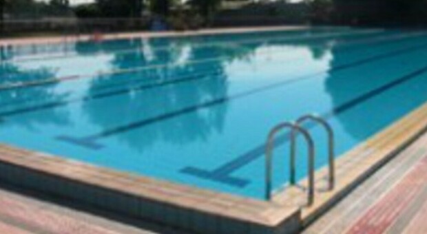 Sedicenne colto da malore in piscina: gli amici si tuffano e gli salvano la vita