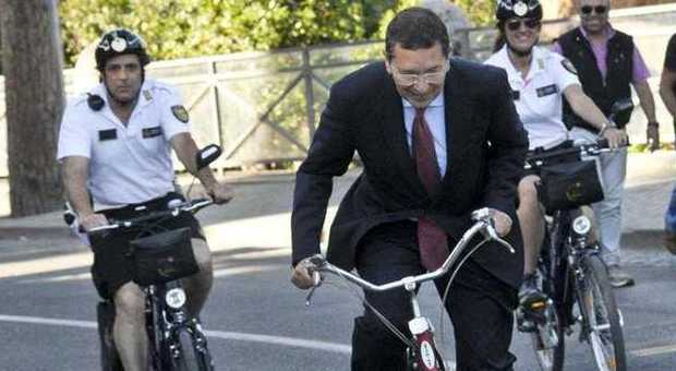 Roma, Marino cade in vacanza a Boston: il sindaco torna infortunato. Niente bici