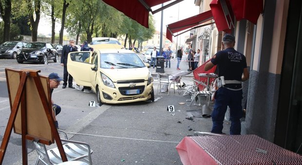 Auto in corsa travolge i tavolini del bar in centro: morta una donna