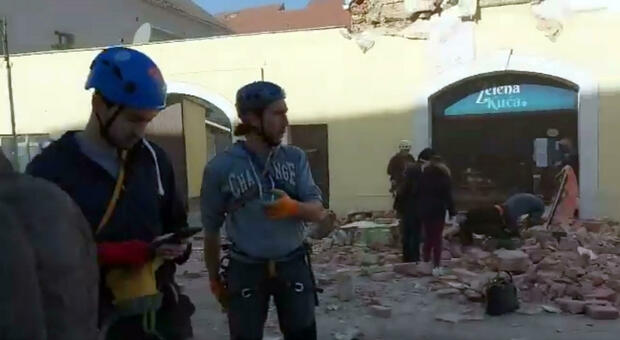 Terremoto in Croazia: persone in strada e paura per i crolli. E i social impazziscono