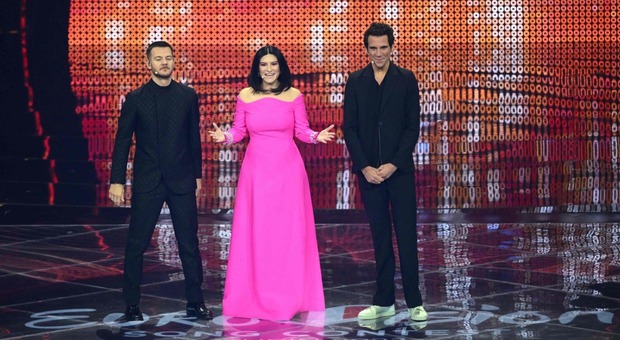 Eurovision 2022, l'abito pink power di Laura Pausini è un inno alla vita: «Come la musica, come la pace»