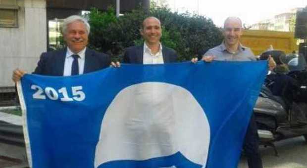 D'Annibali, Canducci e Mariani con la Bandiera Blu 2015