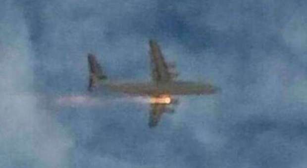 Australia, aereo va a fuoco dopo il decollo. Atterraggio d'emergenza, tutti salvi i 95 passeggeri
