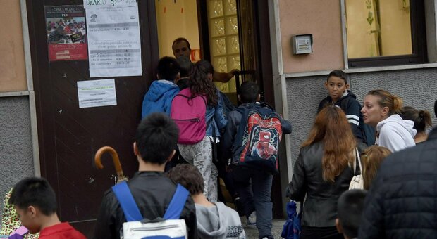 Multe di 10 euro per gli studenti che non fanno i compiti in Svizzera. Il no dei prof italiani