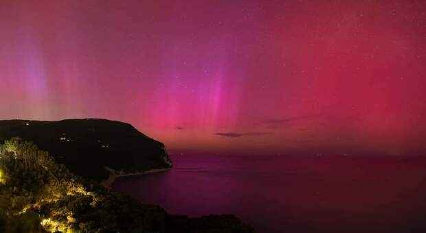 Aurora boreale in Italia, come è possibile? Perché la vediamo (e perché è rosa): il fenomeno